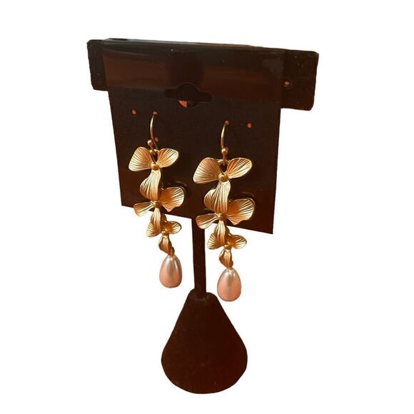 Beautiful 3 tiered brushed gold & faux Pearl drop earrings. - Picture 3 of 5